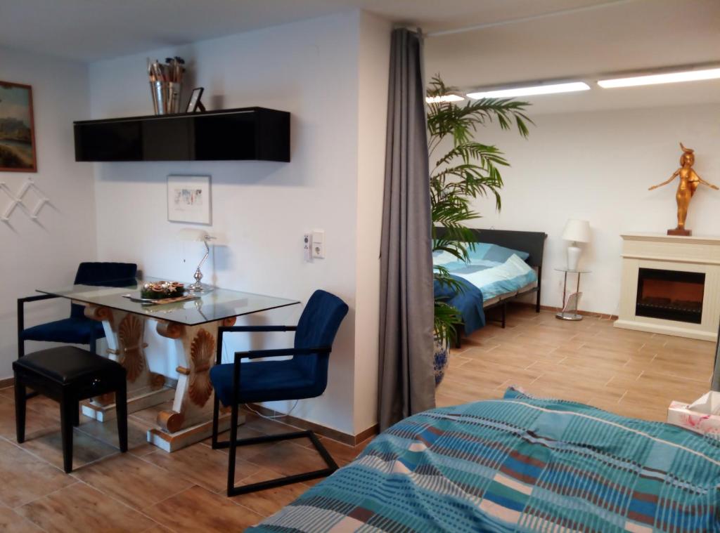 a living room with a table and a bedroom at FeApp Souterrain Pennen & Parken in Mondsee