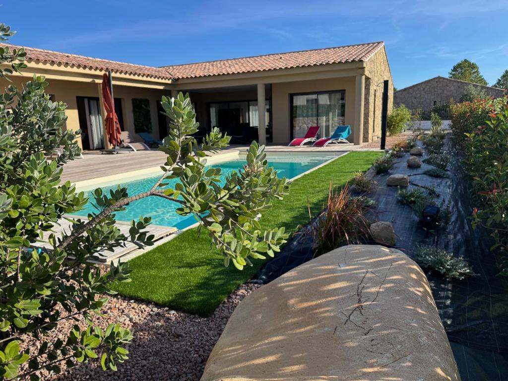 a backyard with a swimming pool and a house at Casa Nostra Villa Récente Climatisée - Piscine Chauffée in Lecci