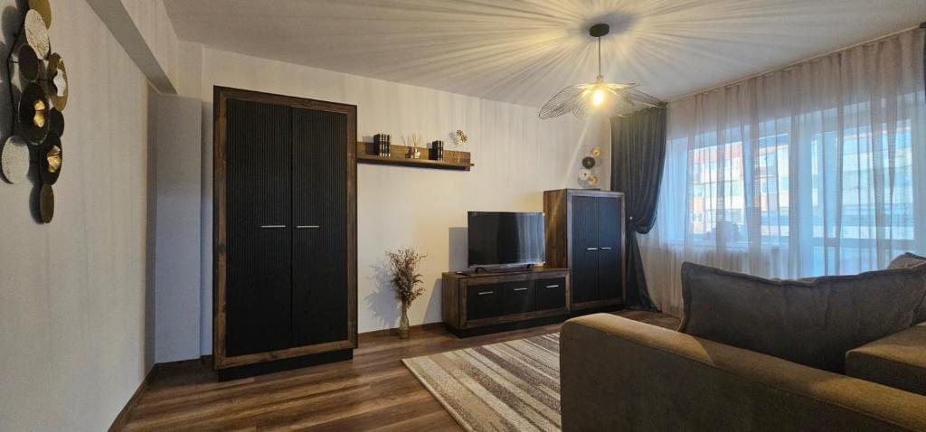 ein Wohnzimmer mit Sofa und Fernseher in der Unterkunft Apartament Craiova in Craiova
