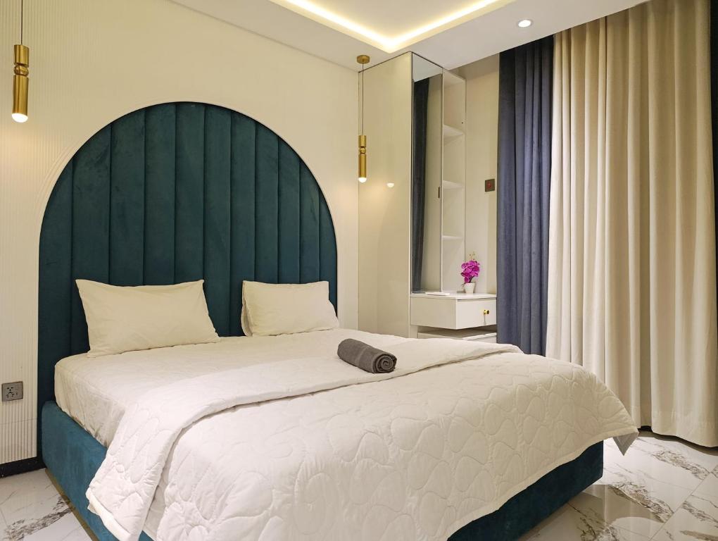 Ένα ή περισσότερα κρεβάτια σε δωμάτιο στο The Grand Signature Suite with Private Balconies