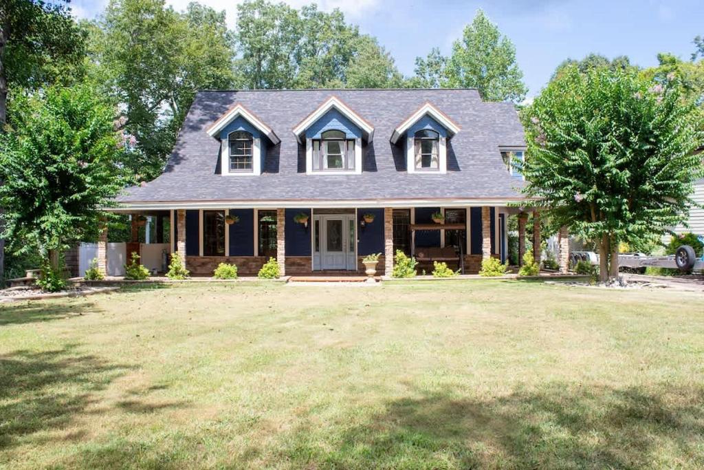 Κήπος έξω από το Creekside Haven with Dock & Scenic Views