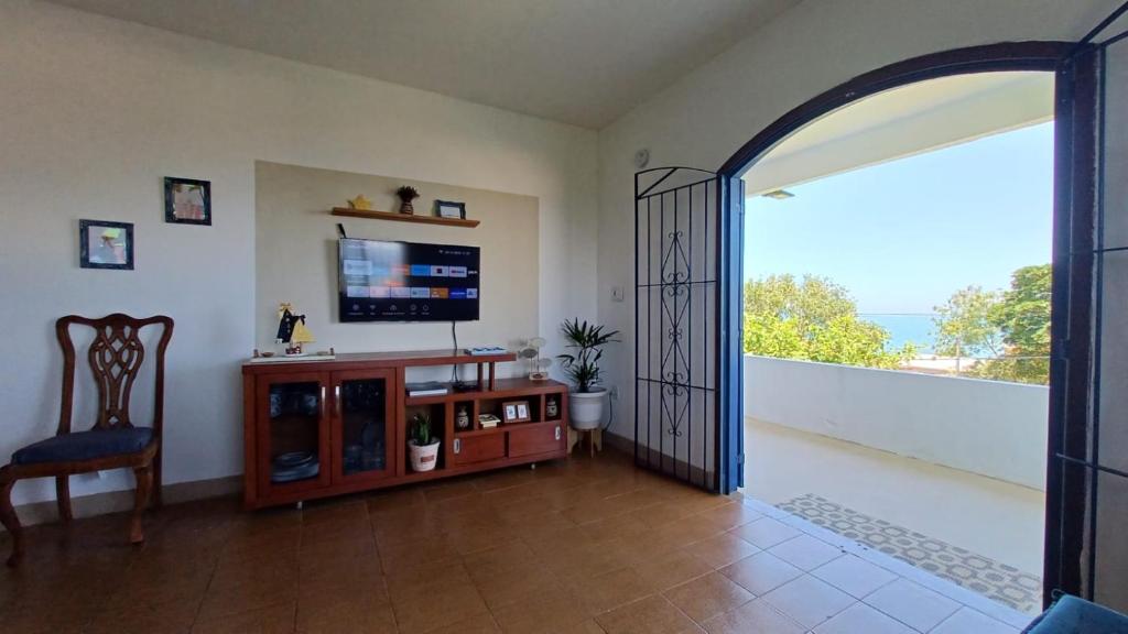Μια τηλεόραση ή/και κέντρο ψυχαγωγίας στο Linda Casa Com Vista Para a Praia!