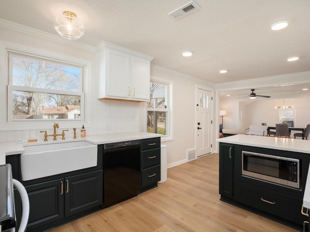 Η κουζίνα ή μικρή κουζίνα στο Charming 3BD 2BR Dog Friendly