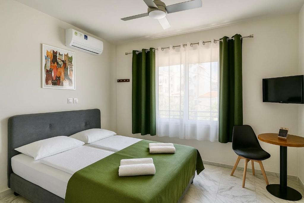 sypialnia z łóżkiem z zielonym kocem i oknem w obiekcie Smart Comfort RoomN2 with Private Bathroom in best Location Beach 250m w mieście Limassol