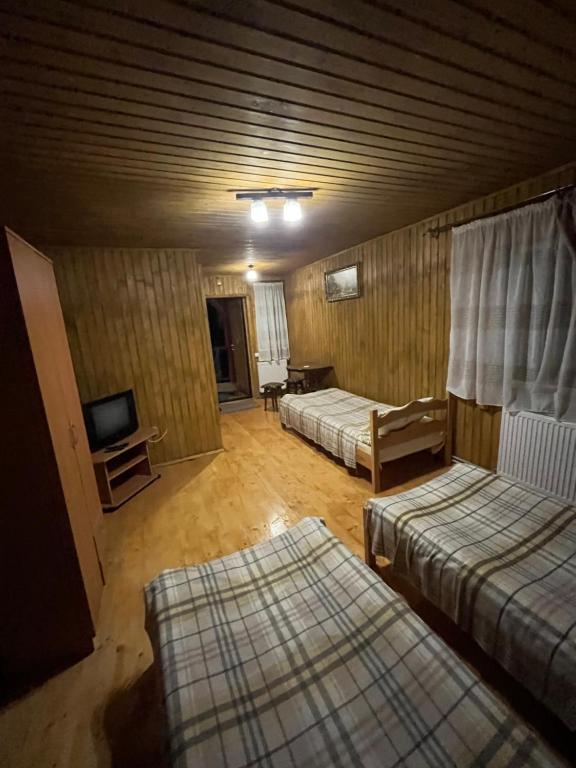 En eller flere senge i et værelse på Cottage біля річки