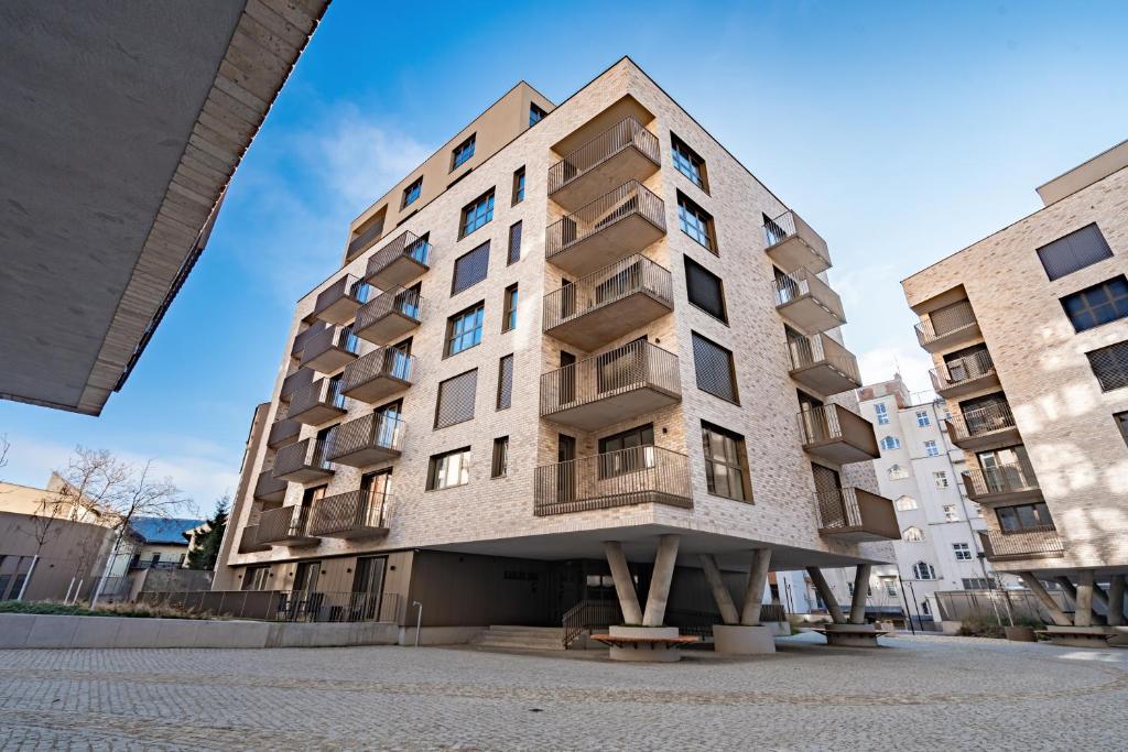 un grand immeuble d'appartements dans une ville dans l'établissement Baker Balcony Apartment, à Brno