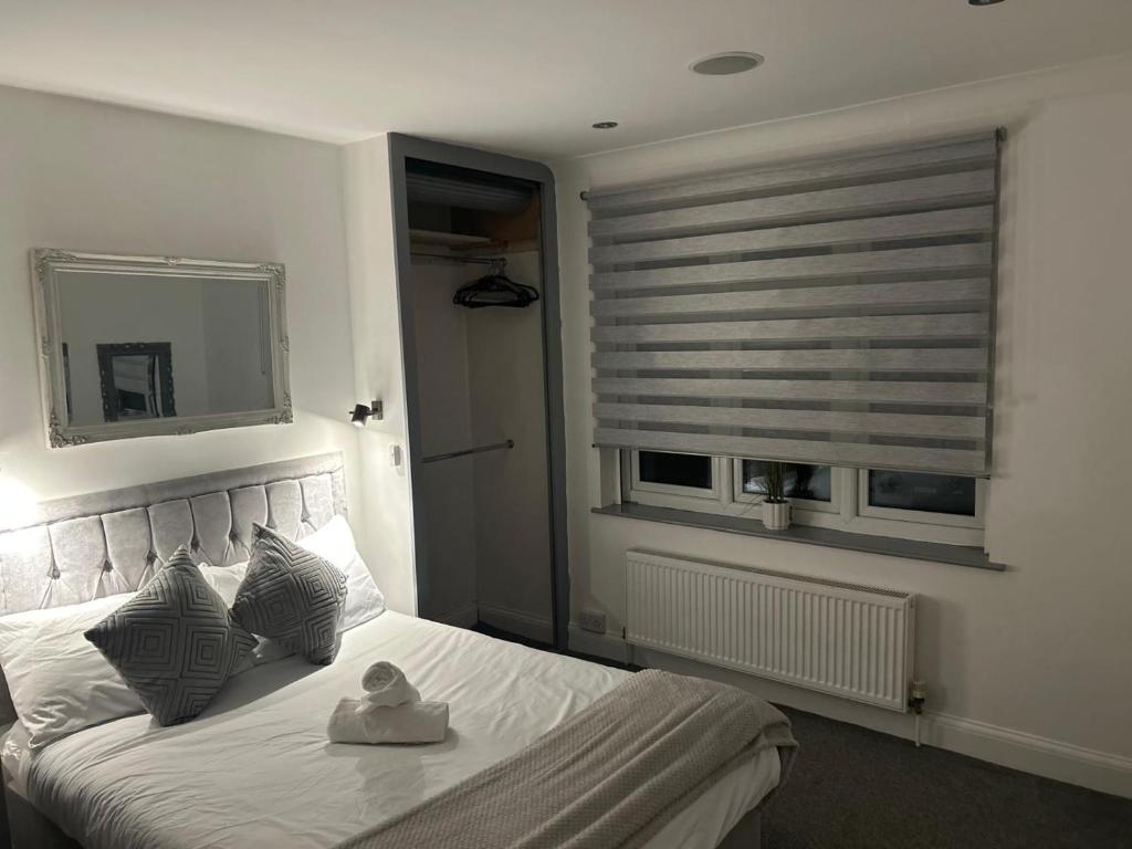 Кровать или кровати в номере Cozy Town Centre 2 Bed Apartment Close To Historic Landmarks And Great Restaurants