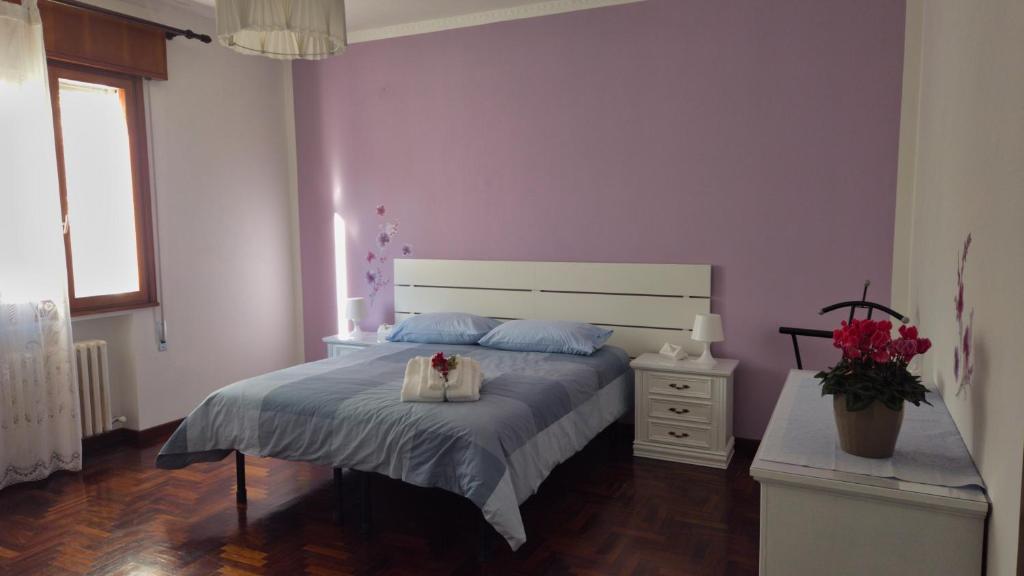 ein Schlafzimmer mit einem Bett mit zwei Handtüchern darauf in der Unterkunft Casa Kendra in Montegrotto Terme