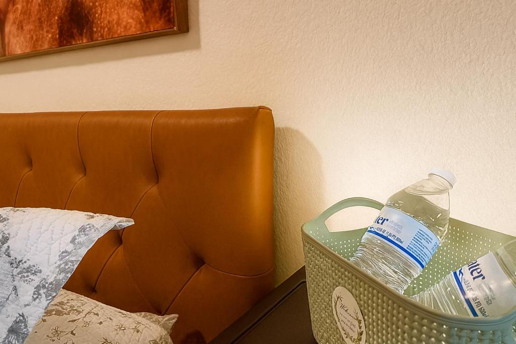 una bottiglia d'acqua seduta su un tavolo accanto al letto di Starlight Western Room a Hemet