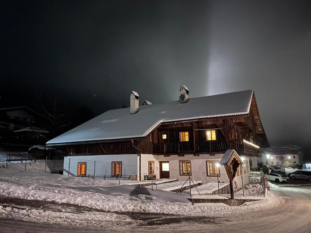 een huis bedekt met sneeuw 's nachts bij Landhaus Schneider in Vallarga