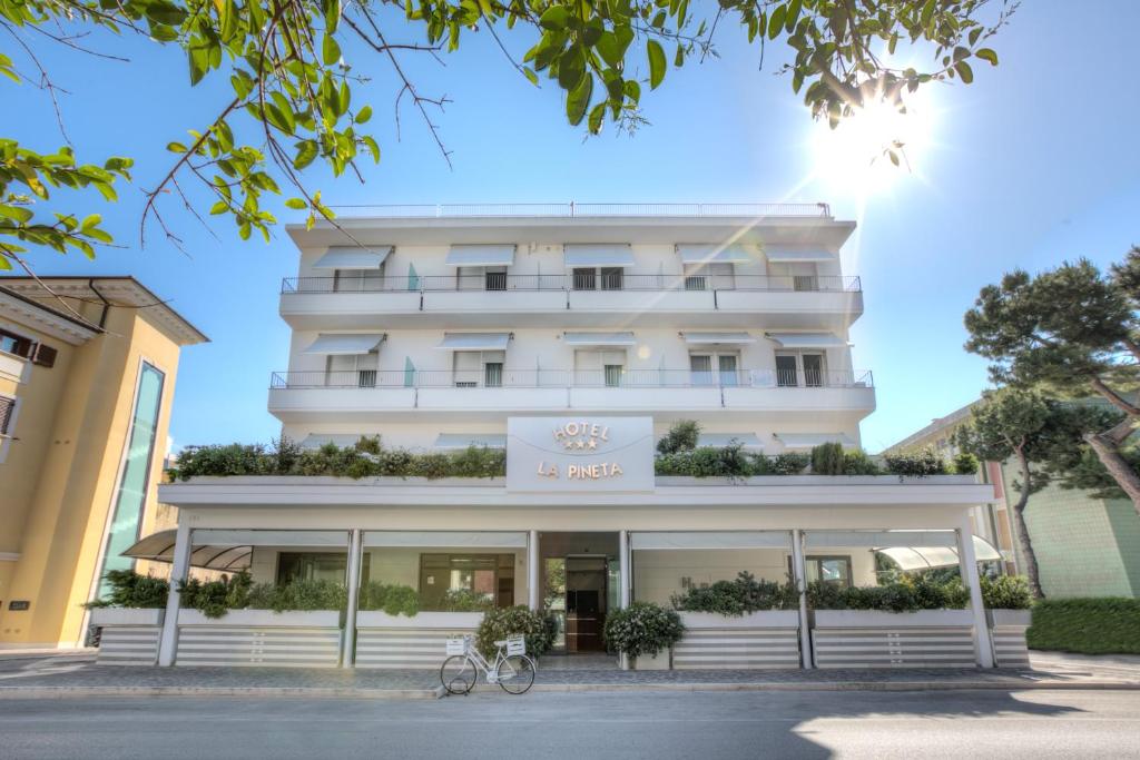 皮內托的住宿－Hotel La Pineta，两辆自行车停在前面的建筑