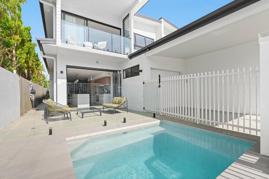 ein Haus mit einem Pool und einem Haus in der Unterkunft Potts Villa Your Serene Beachside Escape in Pottsville