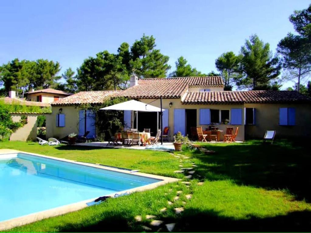ein Haus mit einem Swimmingpool vor einem Garten in der Unterkunft La Thébaïde in Saint-Marc-Jaumegarde