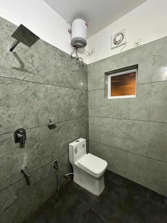 Et badeværelse på SURAAS Homestay Vythiri