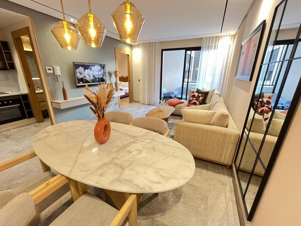 a living room with a table and a couch at Appartement CFC in Casablanca