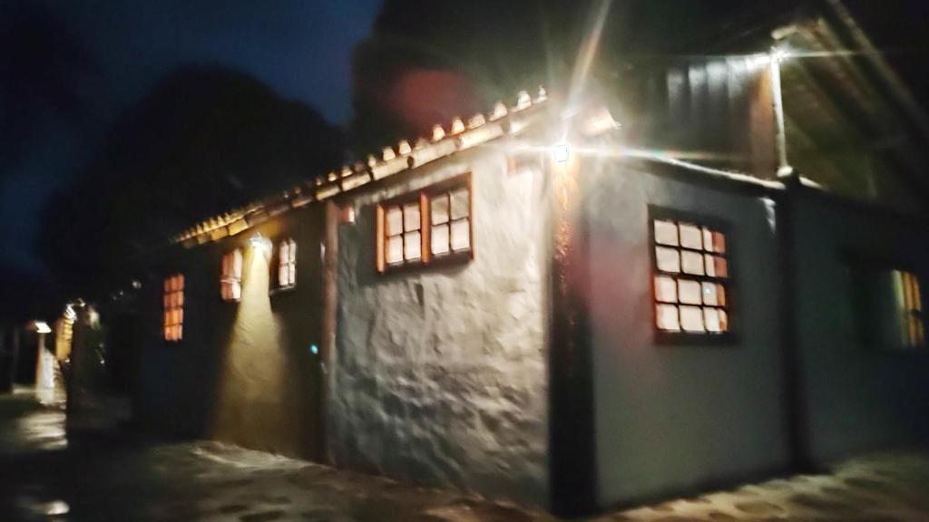 プラドにあるCabana Terra Chã Cumuruxatibaの夜に街灯のある窓のある建物