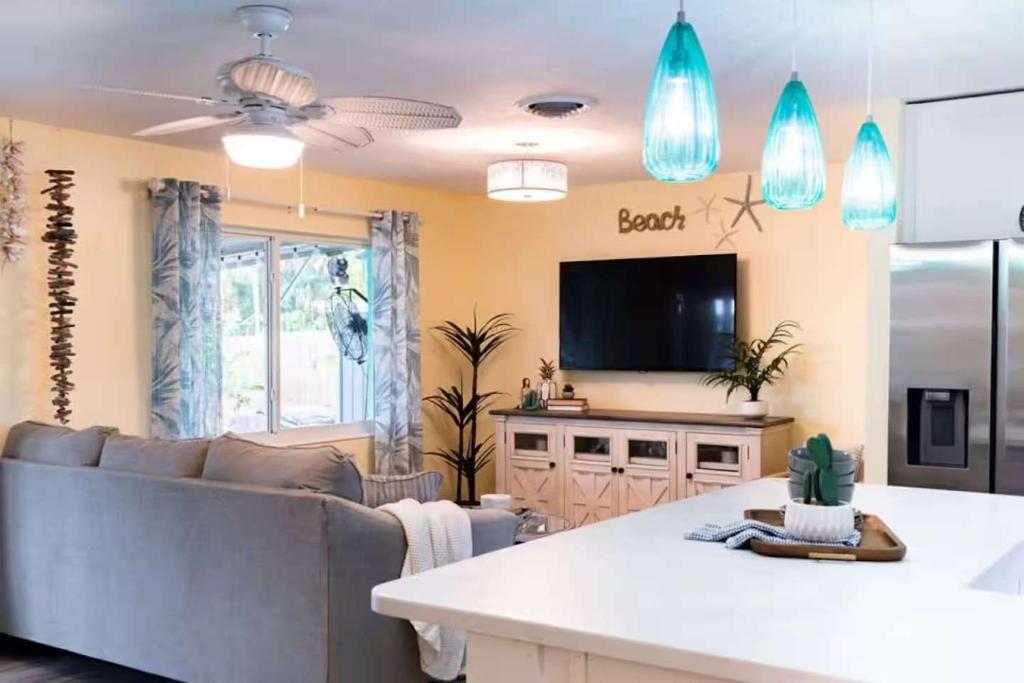 Μια τηλεόραση ή/και κέντρο ψυχαγωγίας στο Relax in the Heart of Merritt Island