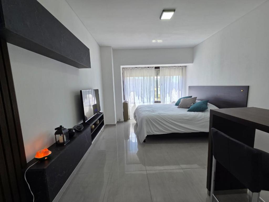 En eller flere senge i et værelse på Monoambiente céntrico Nqn, excelente vista