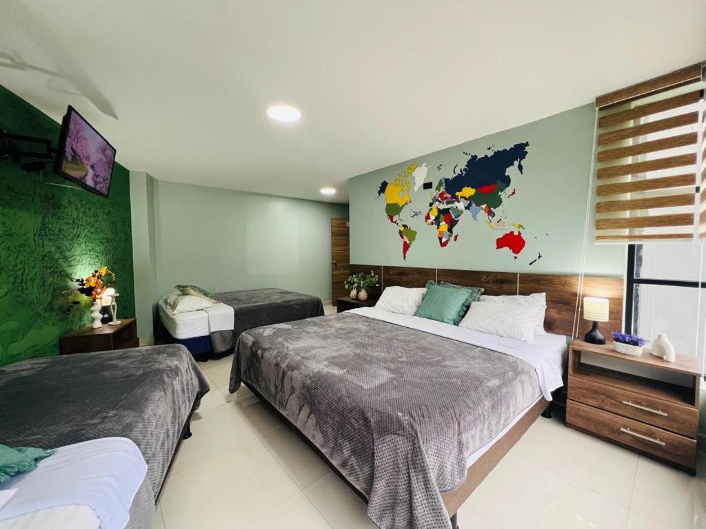 1 Schlafzimmer mit 2 Betten und einer Karte an der Wand in der Unterkunft Apartment 7 with Jacuzzi in the center - 3 Bedroom 2 Bath in Baños