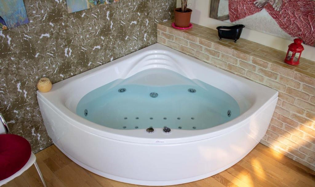 萨莱诺B&B MeryRosy的浴室铺有地板,配有白色浴缸。