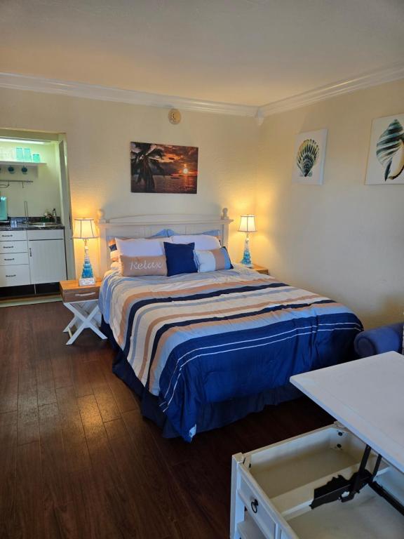 Ένα ή περισσότερα κρεβάτια σε δωμάτιο στο Sunset Cove - Water View