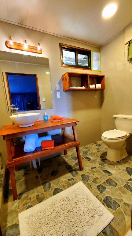 un baño con lavabo e inodoro en Willy's Fish Camp Hillside Sea View Rooms, en Drake