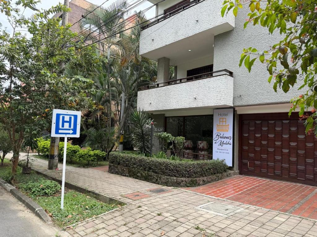 Tòa nhà nơi khách sạn tọa lạc