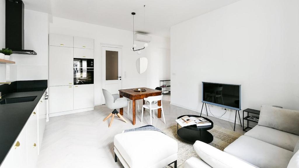 a living room with white furniture and a table at Designer Touch 2-bedroom in Picturesque Area in Golčŭv Jeníkov