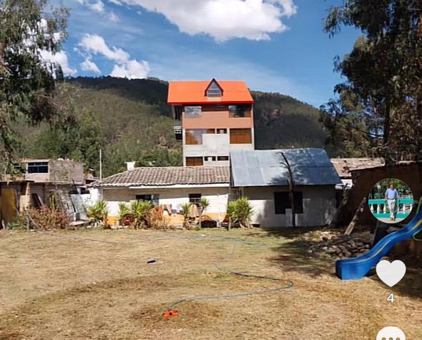 VICTORIA HOUSE - Huancayo - Hualhuas في Hualhuas: منزل به ملعب أمام مبنى