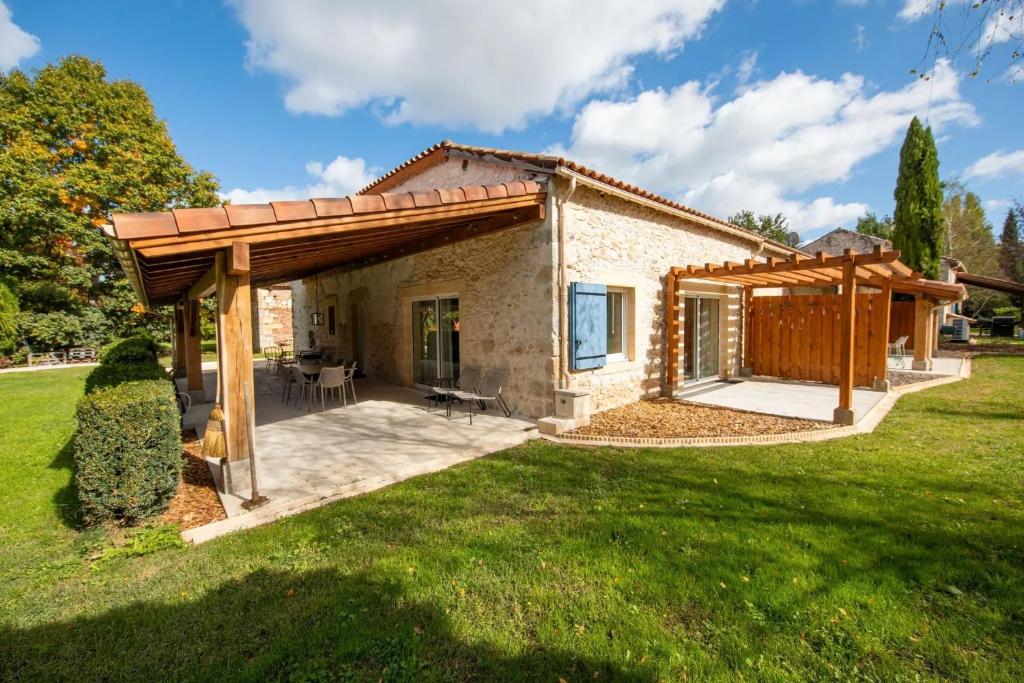 Saint-GeorgesGite Coeur des Ondes - Bleuet的一个带木制凉棚的庭院