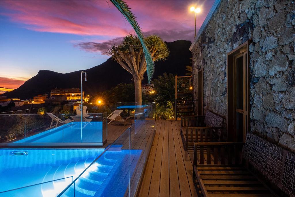 een resort met een zwembad in de nacht bij Villa Serenitas in Arona