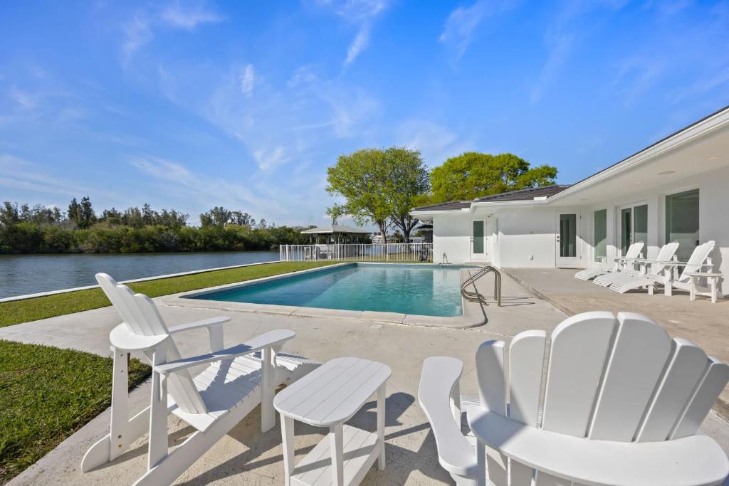 Бассейн в Luxury Beachside 4BR 3BA Waterfront Home или поблизости