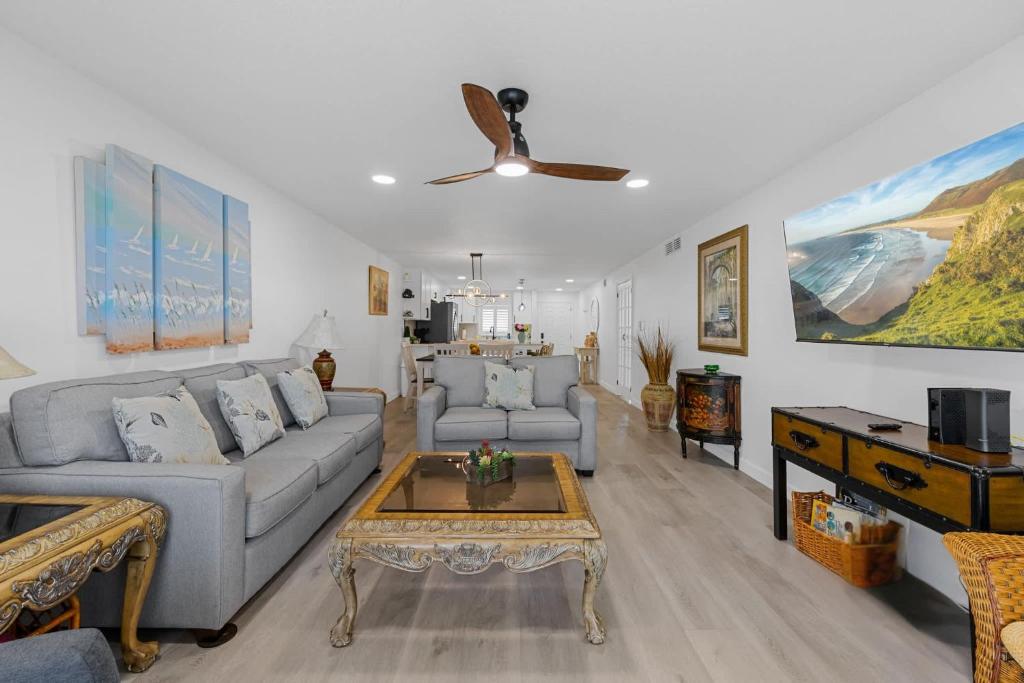 Una televisión o centro de entretenimiento en Cocoa Beach Towers Condo-Perfect Ocean View