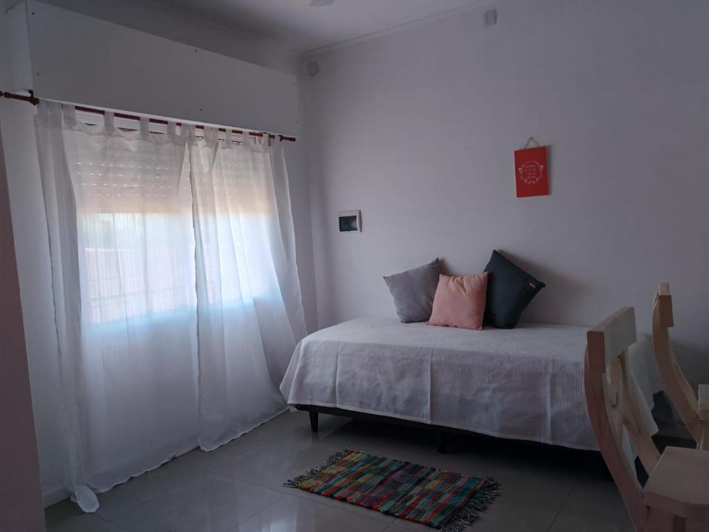 een slaapkamer met een bed en een raam bij Departamentos Catamarca in La Porteña
