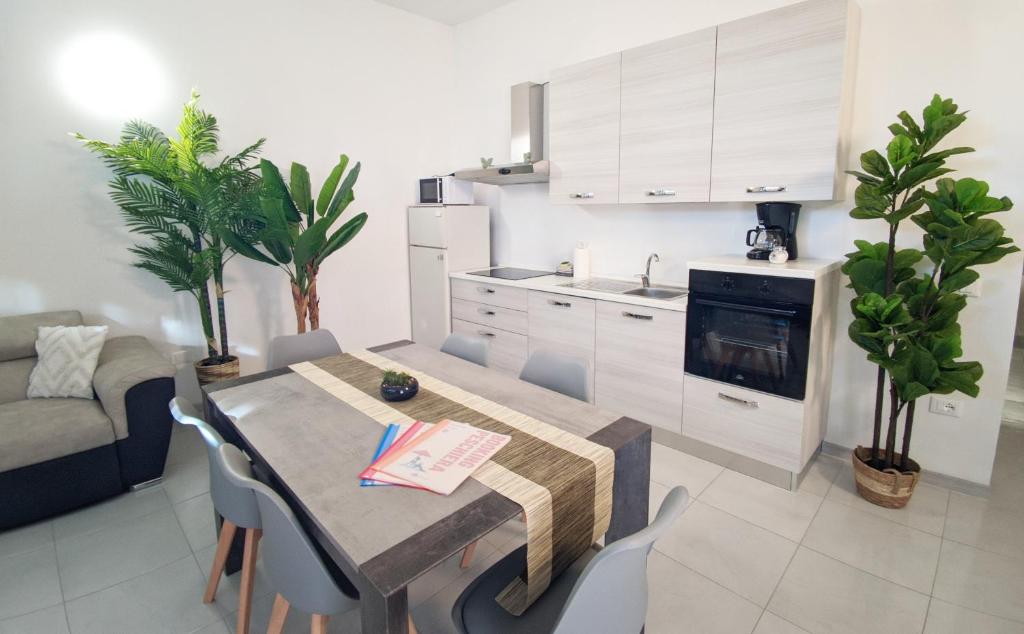 Kuchyň nebo kuchyňský kout v ubytování BookingPeschiera bei Gardaland