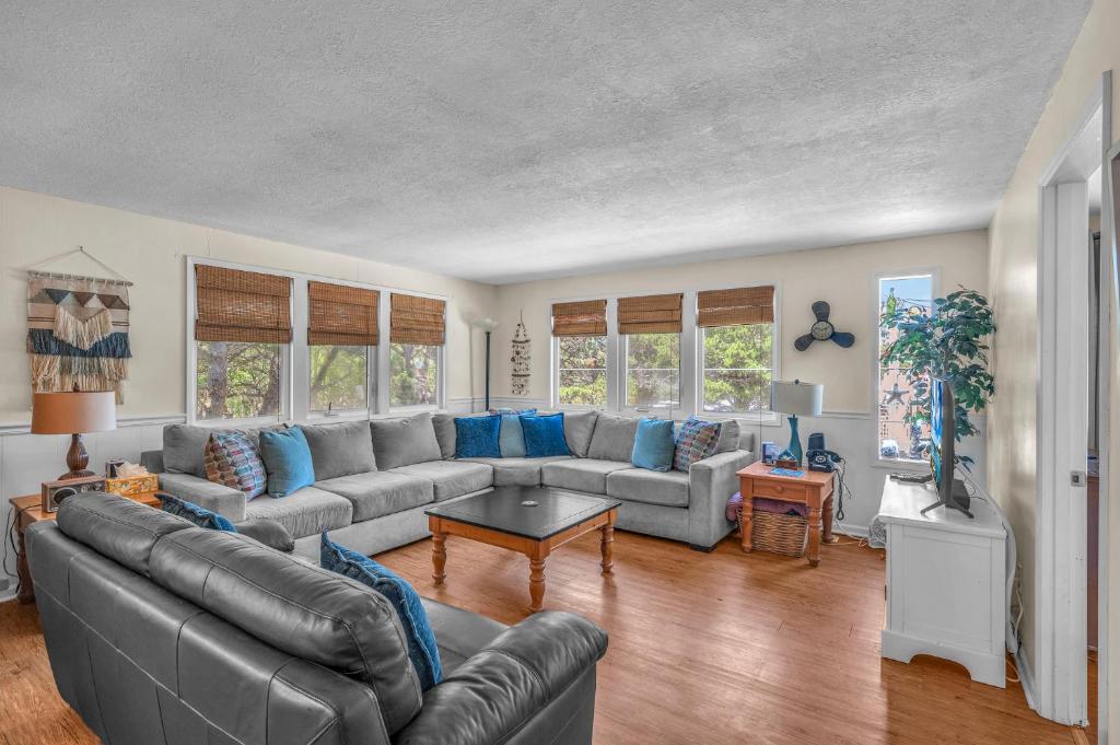 een woonkamer met een bank en een tafel bij Fantasia in Cloverdale