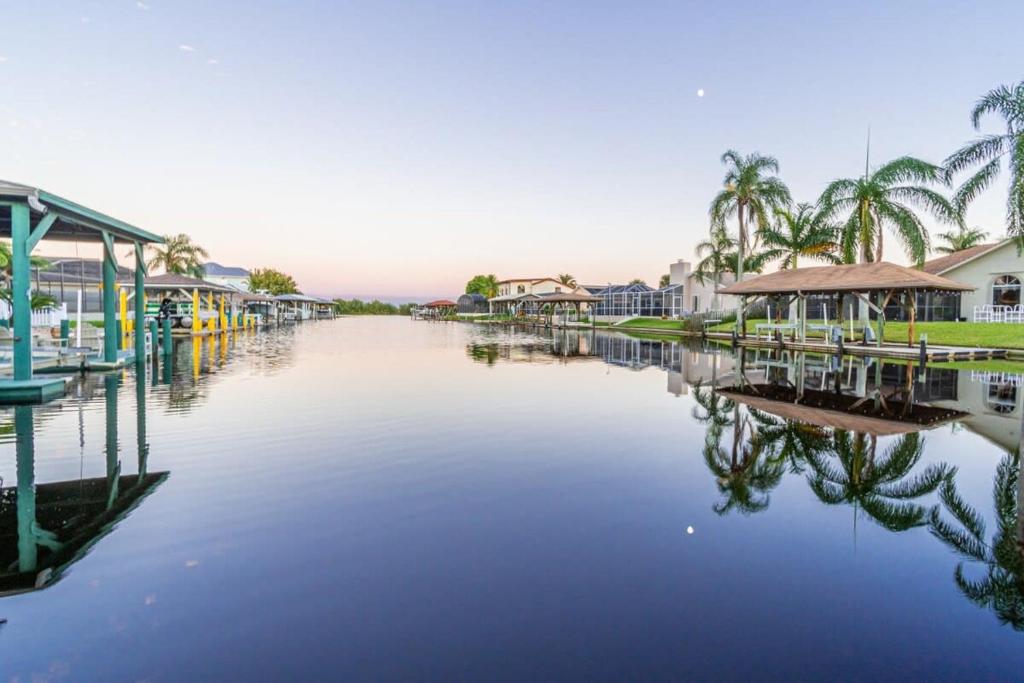 ein Wasserkörper mit Häusern und Palmen in der Unterkunft Cozy Riverfront Home with Pool in Indianola