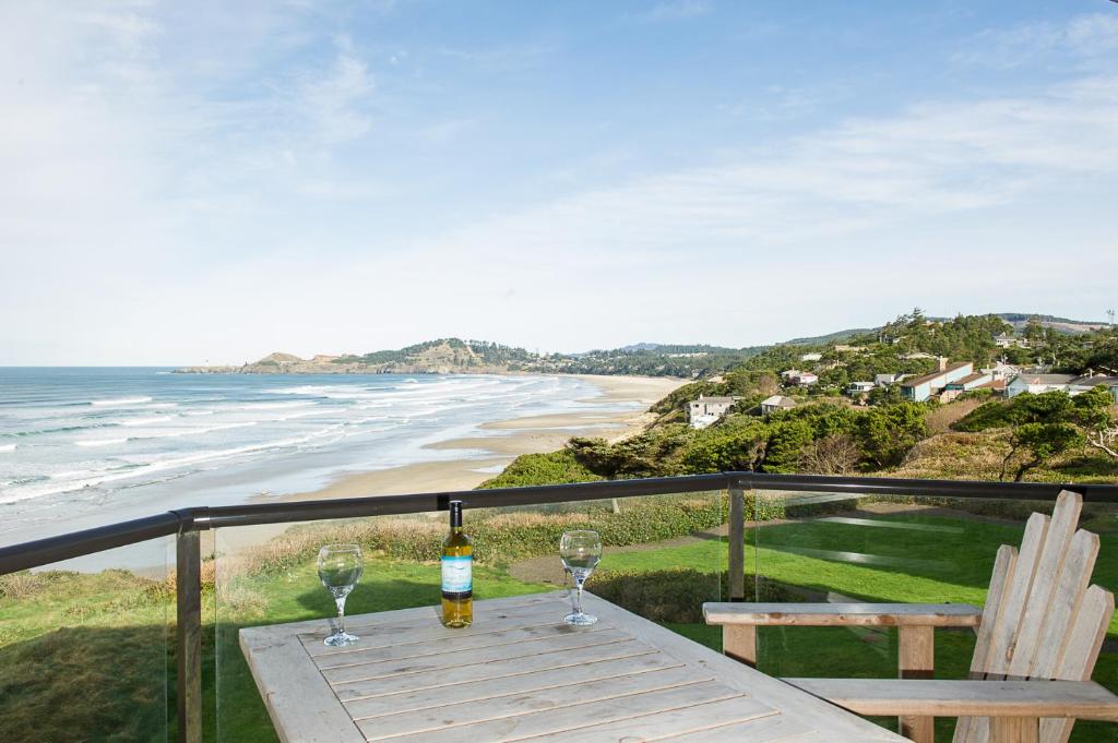 新港Michaels Beach Place at Shoreline Ridge的桌子上有一瓶酒和两个酒杯