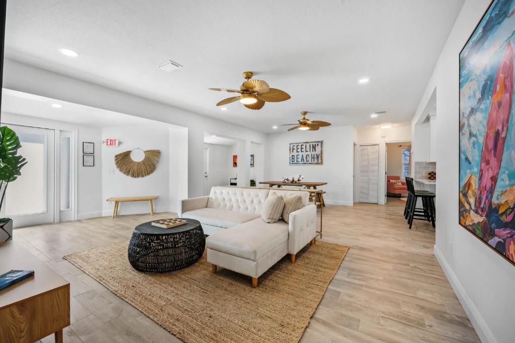 Кровать или кровати в номере Blue Surf Bungalow 3 BD 2BA-At Slater Way Beach