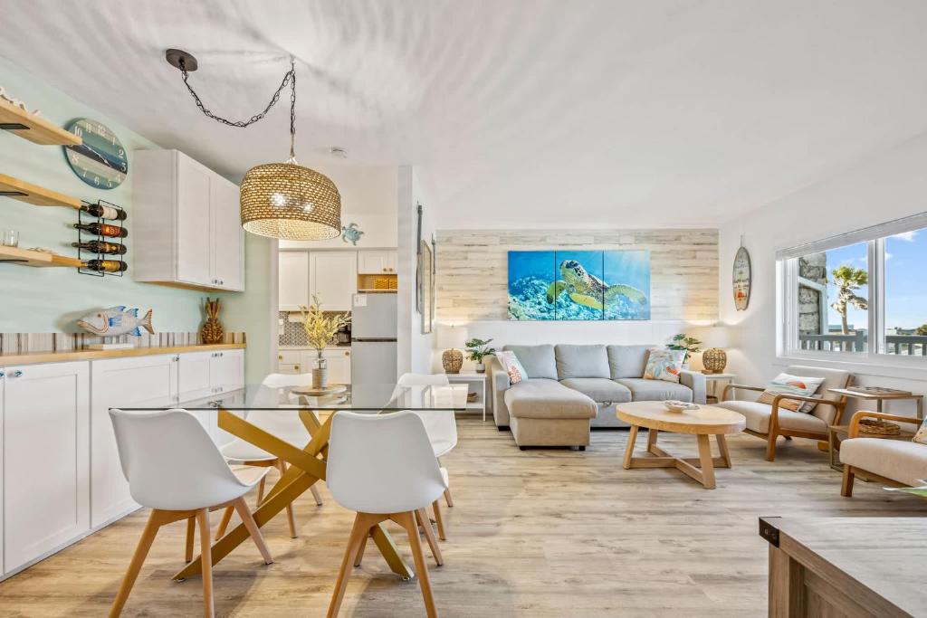 Гостиная зона в Tortuga Del Mar- 2 Bedroom Beachfront Condo with Pool