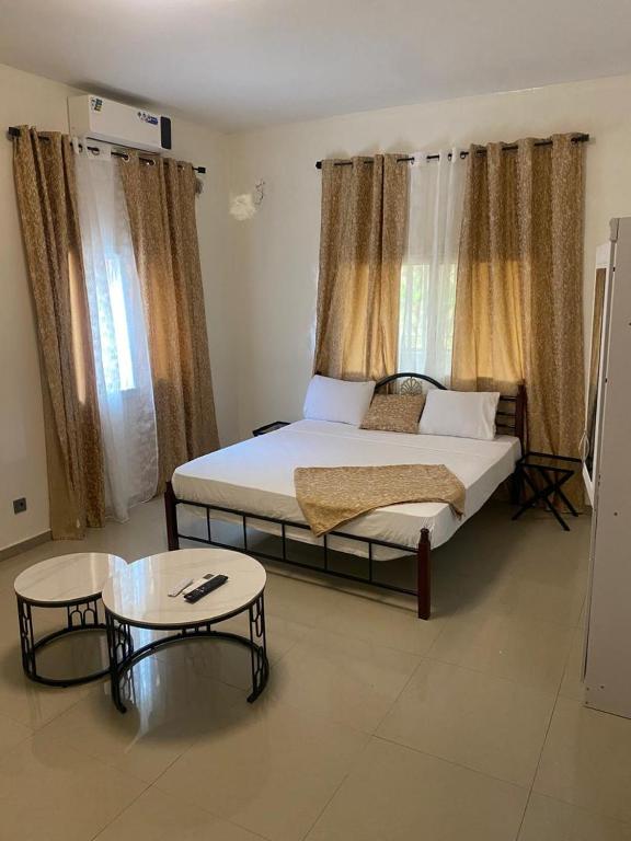 Ένα ή περισσότερα κρεβάτια σε δωμάτιο στο Chez Oumy 4 chambres avec cour, Thiès, Grand Standing