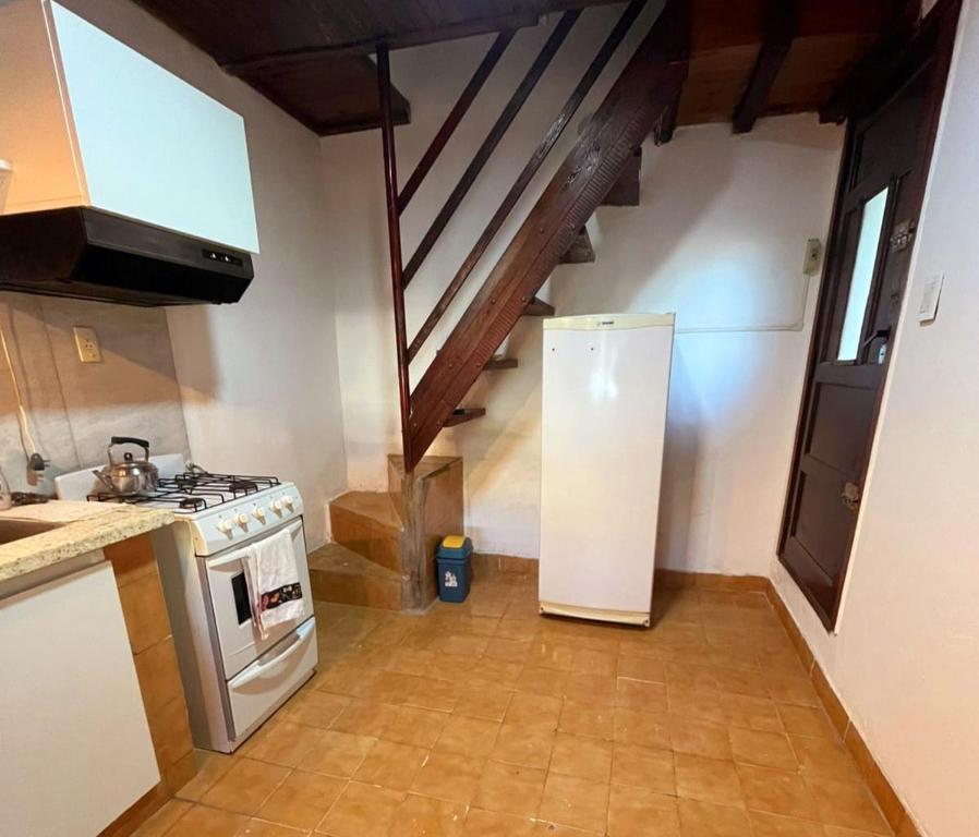 内科切阿Necolandia的配有炉灶和冰箱的厨房