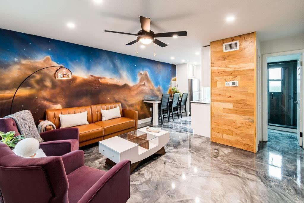 een woonkamer met een bank en een tafel bij 400 South - Unit A in Cocoa Beach