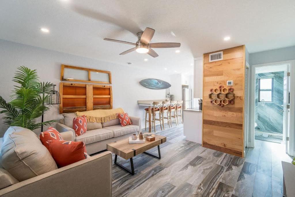 een woonkamer met een bank en een plafondventilator bij 400 South - Unit B in Cocoa Beach