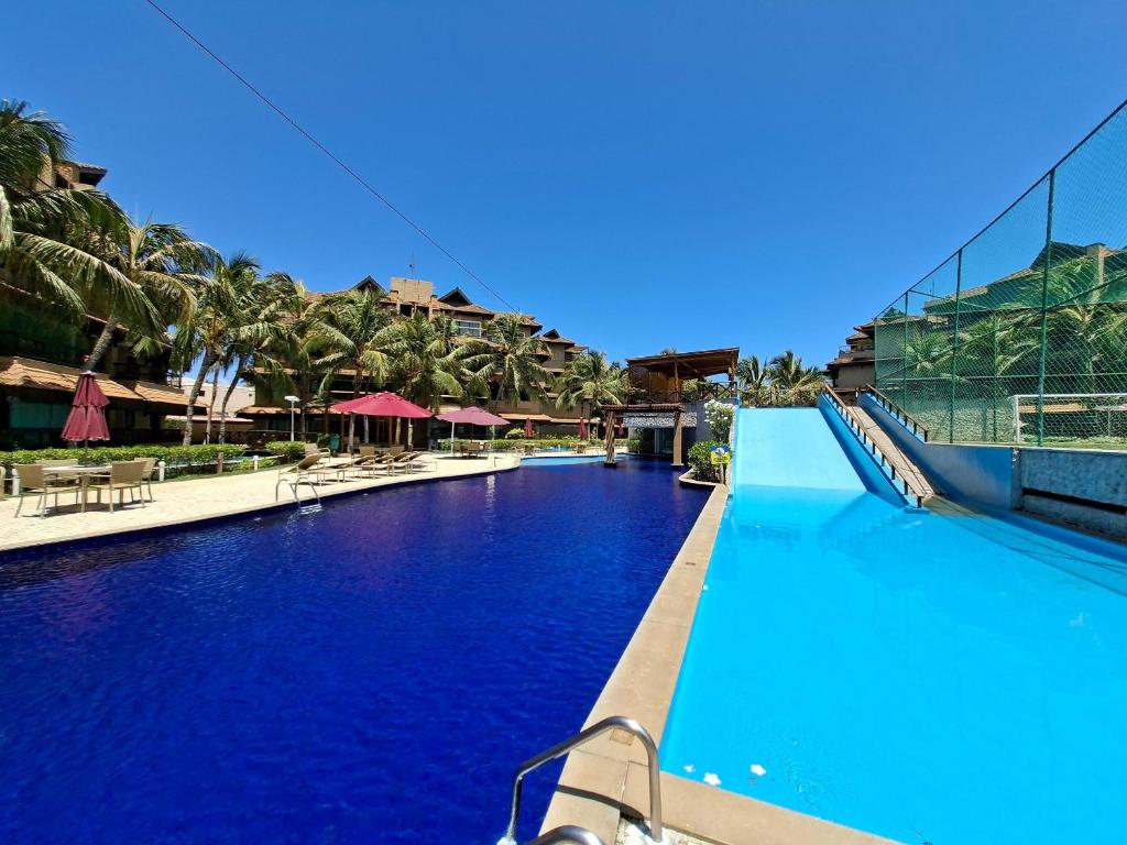 Parque das Ilhas • Resort Perto do Beach Park في Mangabeira: مسبح بزحليقة في منتجع