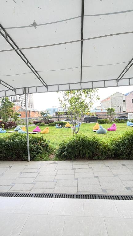 Blick auf einen Park mit Zelten im Gras in der Unterkunft Sambath Sakseth Bungalow in Koh Rong