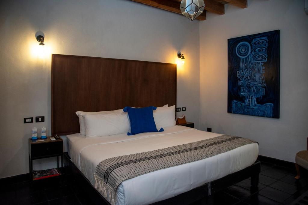 Ένα ή περισσότερα κρεβάτια σε δωμάτιο στο Hotel MariaBonita San Miguel de Allende