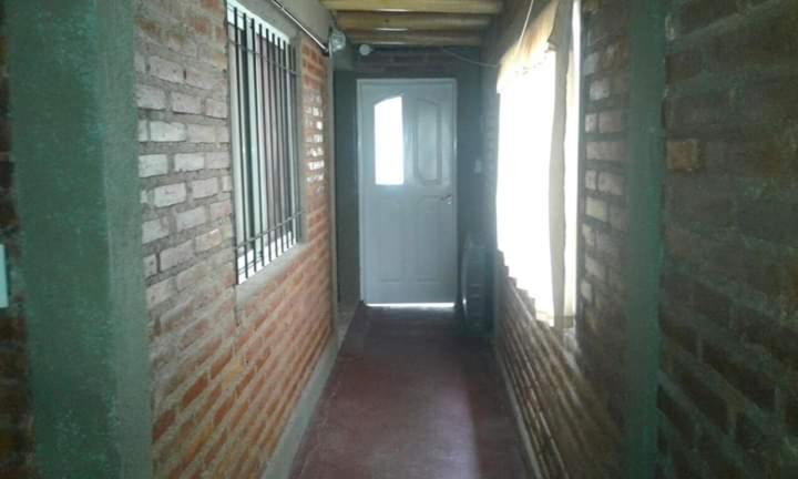 圣路易斯La Comarca的一条空的走廊,有门和砖墙