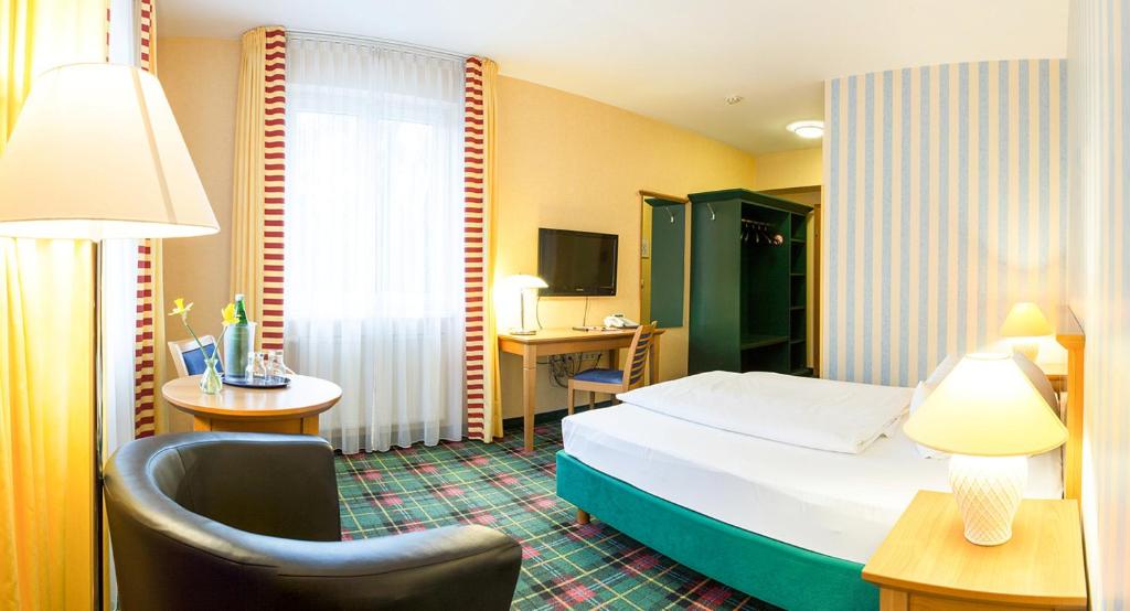 Postel nebo postele na pokoji v ubytování Grünau Hotel