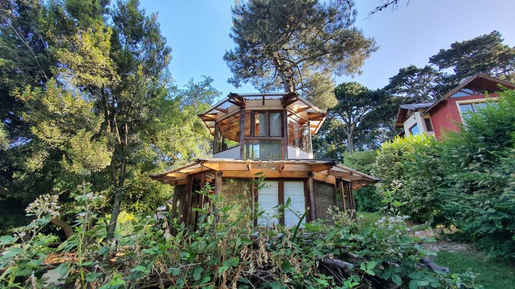 a tree house in the middle of the forest at Octógono Soñado Lodge in El Boquerón